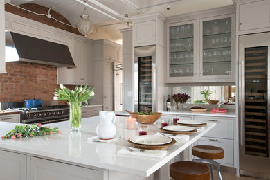 Exempel på ett klassiskt l-kök, med en undermonterad diskho, skåp i shakerstil, grå skåp, grått stänkskydd, rostfria vitvaror, mörkt trägolv och brunt golv