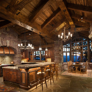 Exemple d'une cuisine ouverte montagne en U de taille moyenne avec un placard à porte plane, des portes de placard en bois sombre, un plan de travail en granite, une crédence multicolore, une crédence en mosaïque, un sol en ardoise et une péninsule.
