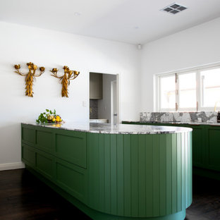 Foto di una grande cucina minimalista con lavello sottopiano, ante in stile shaker, ante verdi, top in marmo, paraspruzzi multicolore, paraspruzzi in marmo, elettrodomestici neri, pavimento in legno verniciato, pavimento marrone e top multicolore