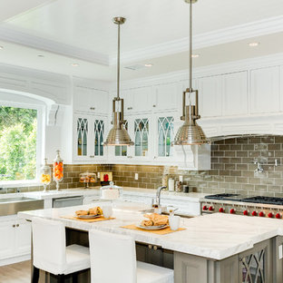Foto di una cucina a L classica con lavello stile country, ante con bugna sagomata, ante bianche, top in marmo, paraspruzzi grigio, paraspruzzi con piastrelle diamantate, elettrodomestici in acciaio inossidabile, parquet chiaro e isola
