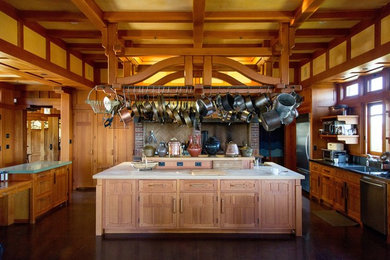 Große Rustikale Küche in U-Form mit dunklem Holzboden, Kücheninsel und hellbraunen Holzschränken in San Francisco