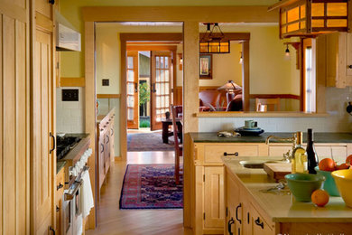 Inspiration for a traditional kitchen in Los Angeles.