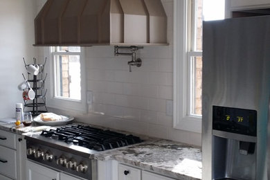 Idéer för att renovera ett stort amerikanskt flerfärgad flerfärgat kök, med en rustik diskho, skåp i shakerstil, vita skåp, granitbänkskiva, vitt stänkskydd, stänkskydd i tunnelbanekakel och rostfria vitvaror