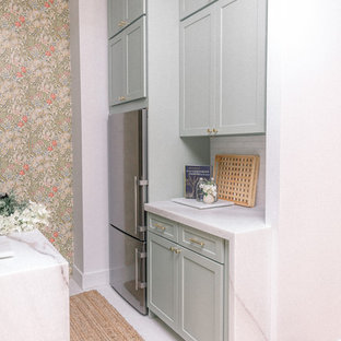 Imagen de cocina de galera, tradicional renovada, pequeña, sin isla, con fregadero bajoencimera, armarios estilo shaker, puertas de armario verdes, encimera de mármol, salpicadero blanco, salpicadero de azulejos de cerámica, electrodomésticos de acero inoxidable, suelo de terrazo, suelo blanco y encimeras blancas