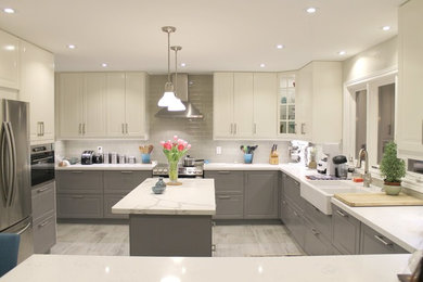 トロントにある広いトランジショナルスタイルのおしゃれなキッチン (エプロンフロントシンク、グレーのキッチンパネル、ガラスタイルのキッチンパネル、グレーの床) の写真
