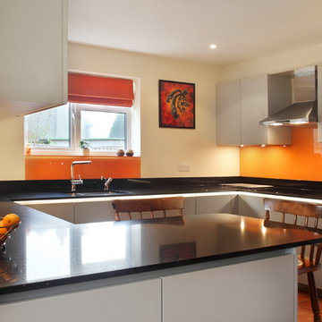 Grey kitchen with combination of high gloss & matt cabinets