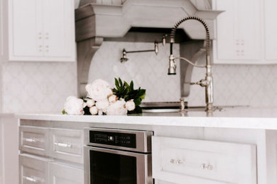 Inspiration för ett stort vintage vit vitt kök och matrum, med skåp i shakerstil, bänkskiva i kvarts, vitt stänkskydd, stänkskydd i marmor, rostfria vitvaror, klinkergolv i keramik, en köksö och beiget golv