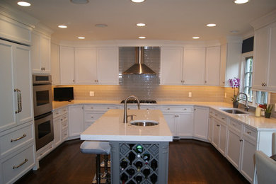 Example of a minimalist kitchen design in Detroit