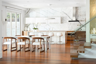 バンクーバーにあるラグジュアリーな広いコンテンポラリースタイルのおしゃれなキッチン (白いキッチンパネル、石スラブのキッチンパネル) の写真
