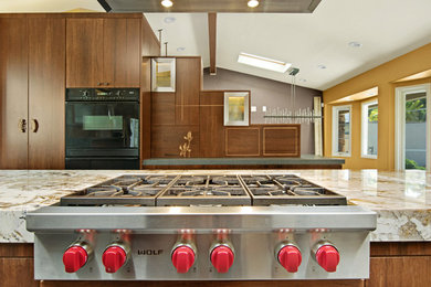 サンディエゴにあるラグジュアリーな広いアジアンスタイルのおしゃれなキッチン (フラットパネル扉のキャビネット、中間色木目調キャビネット、珪岩カウンター、シルバーの調理設備) の写真