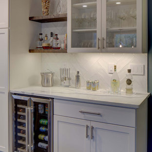 Guest-ready kitchen, lounge & bar