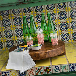 Foto di una grande cucina ad ambiente unico stile americano con ante in stile shaker, ante con finitura invecchiata, top piastrellato, paraspruzzi multicolore, paraspruzzi con piastrelle in ceramica, pavimento in terracotta e 2 o più isole