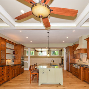 Esempio di una grande cucina american style con lavello sottopiano, ante in stile shaker, ante in legno scuro, top in granito, paraspruzzi verde, paraspruzzi con piastrelle in ceramica, isola, elettrodomestici da incasso e parquet chiaro