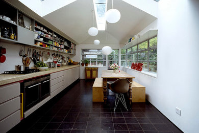Immagine di una cucina contemporanea