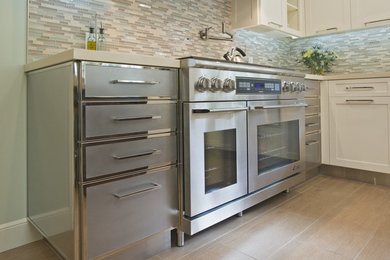 Cette image montre une cuisine américaine minimaliste de taille moyenne avec des portes de placard blanches, îlot et un plan de travail blanc.