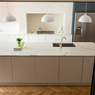 Esempio di un'ampia cucina scandinava con lavello integrato, ante a filo, ante grigie, top in marmo, paraspruzzi bianco, paraspruzzi con piastrelle diamantate, elettrodomestici in acciaio inossidabile, pavimento in legno massello medio e top bianco