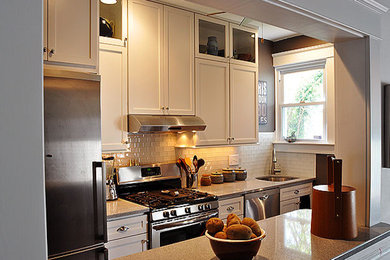 ボルチモアにあるコンテンポラリースタイルのおしゃれなキッチン (白いキャビネット、大理石カウンター、無垢フローリング) の写真