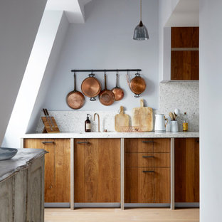 Inspiration för stora skandinaviska kök, med en nedsänkt diskho, luckor med infälld panel, skåp i mellenmörkt trä, bänkskiva i terrazo och svarta vitvaror