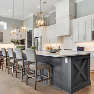 Ispirazione per un cucina con isola centrale stile marino con ante in stile shaker, ante bianche, paraspruzzi bianco, paraspruzzi con piastrelle diamantate, elettrodomestici in acciaio inossidabile, parquet chiaro e pavimento beige