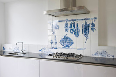 Foto de cocina comedor moderna de tamaño medio con salpicadero azul y salpicadero de azulejos de cerámica