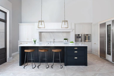 Idéer för ett mellanstort klassiskt vit l-kök, med en integrerad diskho, skåp i shakerstil, blå skåp, bänkskiva i koppar, vitt stänkskydd, stänkskydd i marmor, rostfria vitvaror, klinkergolv i porslin, en köksö och beiget golv