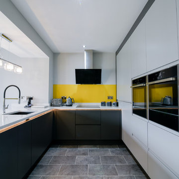 Handle-less English kitchen in graphite & silver grey with quartz worktops