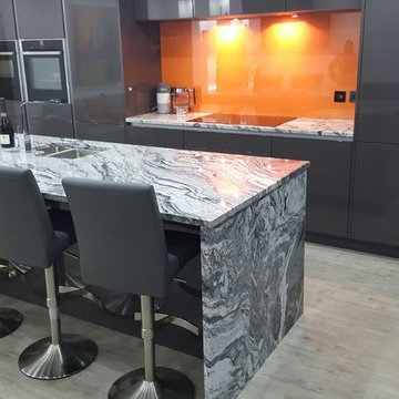 Handle-less Kitchen in High Gloss