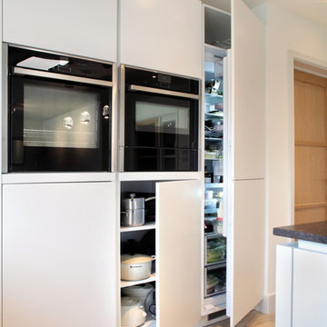 Handle-less white kitchen with a wide variety of storage