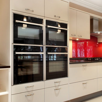 Handled contemporary kitchen with built in appliances