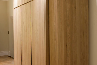 ダブリンにある高級な広いコンテンポラリースタイルのおしゃれなキッチン (フラットパネル扉のキャビネット、中間色木目調キャビネット、珪岩カウンター) の写真