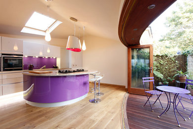 Handleless purple kitchen in Lewisham