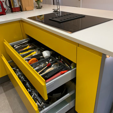 Handless family kitchen in custom yellow and mid grey - Cooking zone