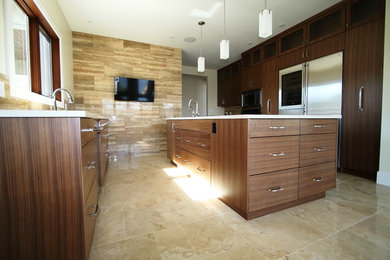 Immagine di una grande cucina moderna con lavello sottopiano, ante lisce, ante in legno bruno, top in quarzo composito, paraspruzzi beige, elettrodomestici in acciaio inossidabile e pavimento in travertino