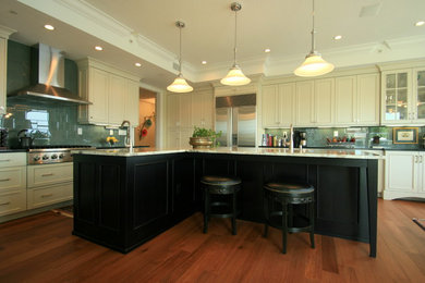 Inspiration for a timeless kitchen remodel in Tampa