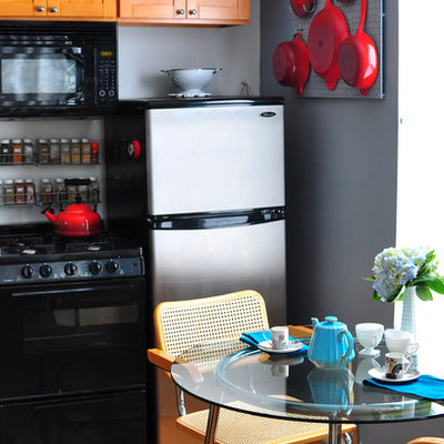 Eclectic single-wall eat-in kitchen photo in New York with shaker cabinets, medium tone wood cabinets and stainless steel appliances