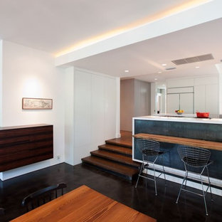 Inspiration pour une cuisine américaine minimaliste avec un plan de travail en bois.