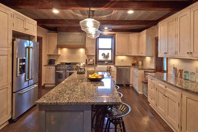 Bild på ett stort lantligt kök, med en rustik diskho, skåp i shakerstil, skåp i slitet trä, granitbänkskiva, vitt stänkskydd, stänkskydd i tunnelbanekakel, rostfria vitvaror, mörkt trägolv och en köksö