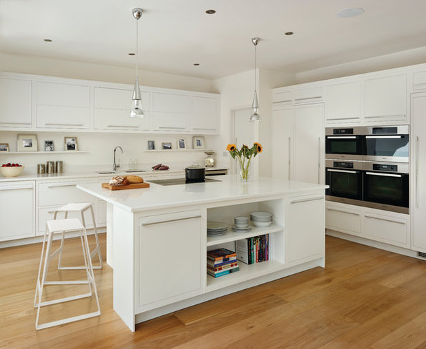 Contemporary Kitchen by Harvey Jones Kitchens