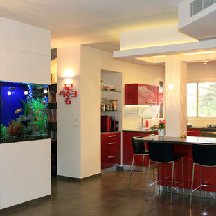 Moderne Küche mit flächenbündigen Schrankfronten und roten Schränken in Tel Aviv