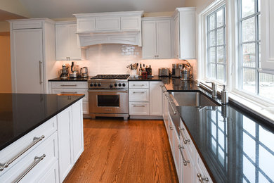 Kitchen - traditional kitchen idea in Philadelphia