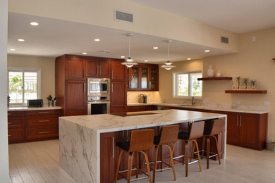 Exempel på ett stort klassiskt grå grått kök, med en köksö, en enkel diskho, skåp i shakerstil, skåp i mellenmörkt trä, bänkskiva i kvarts, grått stänkskydd, rostfria vitvaror, klinkergolv i porslin och grått golv