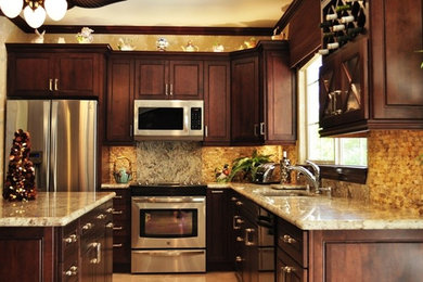 Idéer för ett stort amerikanskt flerfärgad kök, med en undermonterad diskho, luckor med upphöjd panel, skåp i mellenmörkt trä, marmorbänkskiva, flerfärgad stänkskydd, stänkskydd i stenkakel, rostfria vitvaror, travertin golv och en köksö
