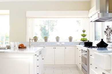 Bild på ett stort vintage kök, med en rustik diskho, skåp i shakerstil, vita skåp, marmorbänkskiva, vitt stänkskydd, stänkskydd i sten, rostfria vitvaror, marmorgolv och en köksö