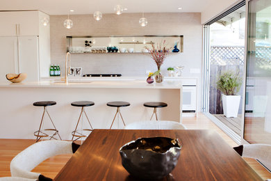 Imagen de cocina comedor moderna pequeña con suelo de madera clara