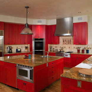 Foto di una grande cucina ad U rustica con lavello sottopiano, ante in stile shaker, ante rosse, paraspruzzi beige, elettrodomestici in acciaio inossidabile, pavimento in legno massello medio, isola e paraspruzzi con piastrelle in pietra