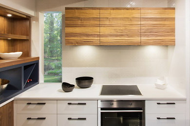 バンクーバーにある高級なトランジショナルスタイルのおしゃれなダイニングキッチン (ヴィンテージ仕上げキャビネット、フラットパネル扉のキャビネット) の写真