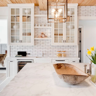 Ispirazione per un'ampia cucina scandinava con ante in stile shaker, ante bianche, top in quarzo composito, paraspruzzi bianco, paraspruzzi con piastrelle diamantate, elettrodomestici in acciaio inossidabile, parquet chiaro, pavimento beige e lavello stile country