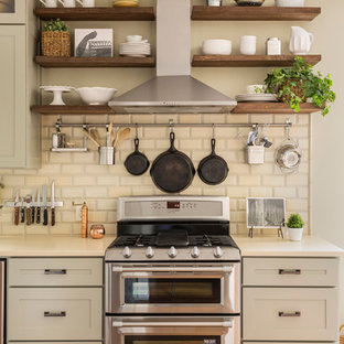 Idées déco pour une cuisine éclectique de taille moyenne avec un évier de ferme, un placard à porte shaker, des portes de placard grises, un plan de travail en quartz, une crédence beige, une crédence en carreau de terre cuite, un électroménager en acier inoxydable, un sol en bois brun et aucun îlot.