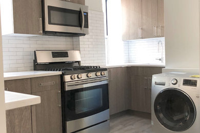 Свежая идея для дизайна: кухня со стиральной машиной в стиле неоклассика (современная классика) - отличное фото интерьера