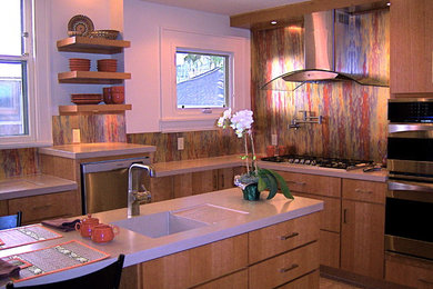 グランドラピッズにあるトランジショナルスタイルのおしゃれなマルチアイランドキッチン (一体型シンク、中間色木目調キャビネット、コンクリートカウンター、メタリックのキッチンパネル、コルクフローリング) の写真